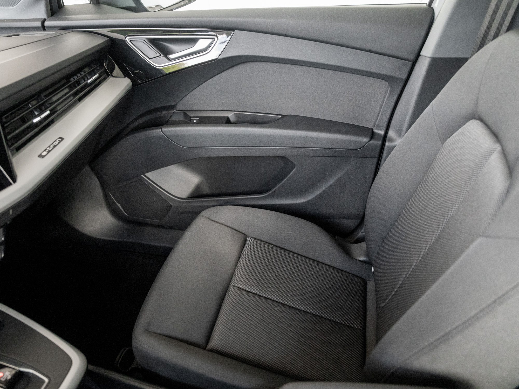 Audi - Q4 e-tron 35 e-tron 125 kW STH HUD SpurH KlimaA_13