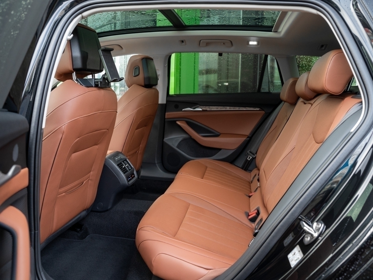 Skoda - Superb Combi L&K 1,5 TSI IV DSG FLA SpurH_29