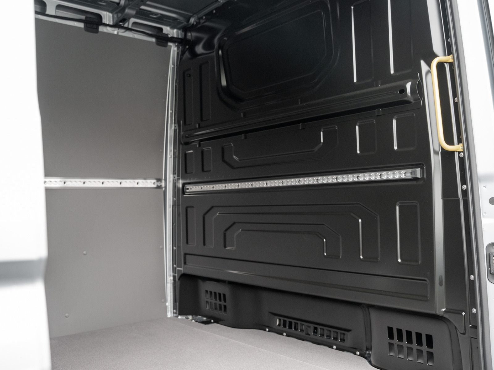 VW - Crafter 2.0 TDI 4MOTION Kasten 35 mittellang AHK_22