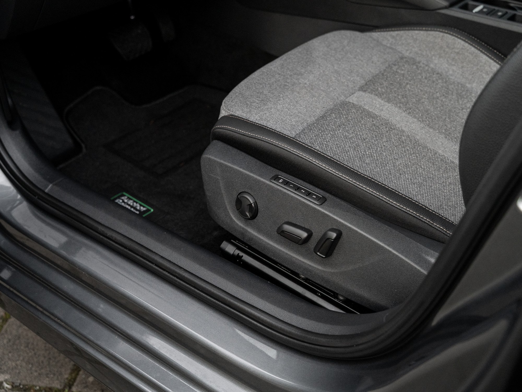 Skoda - OCTAVIA C. TOUR 2.0 TDI DSG AHK Navi Pano 360 SD_21