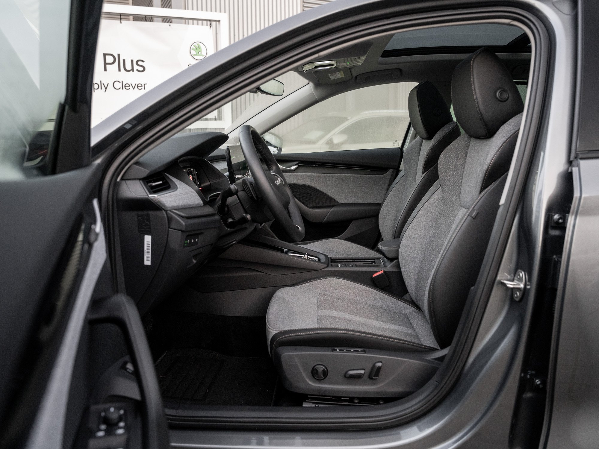 Skoda - OCTAVIA C. TOUR 2.0 TDI DSG AHK Navi Pano 360 SD_28