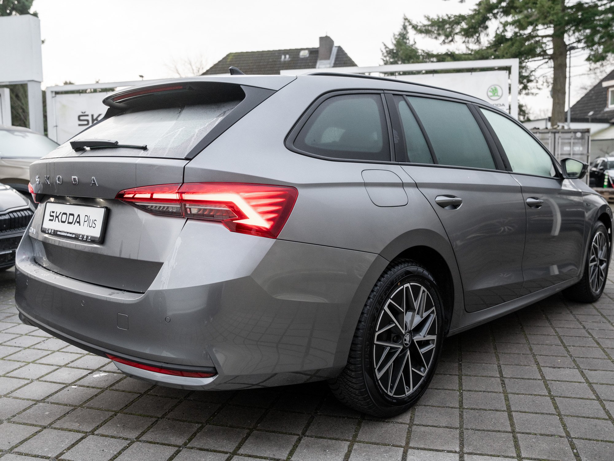 Skoda - OCTAVIA C. TOUR 2.0 TDI DSG AHK Navi Pano 360 SD_25