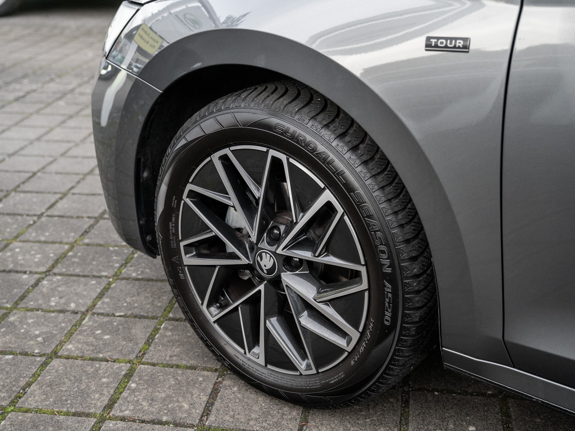 Skoda - OCTAVIA C. TOUR 2.0 TDI DSG AHK Navi Pano 360 SD_27