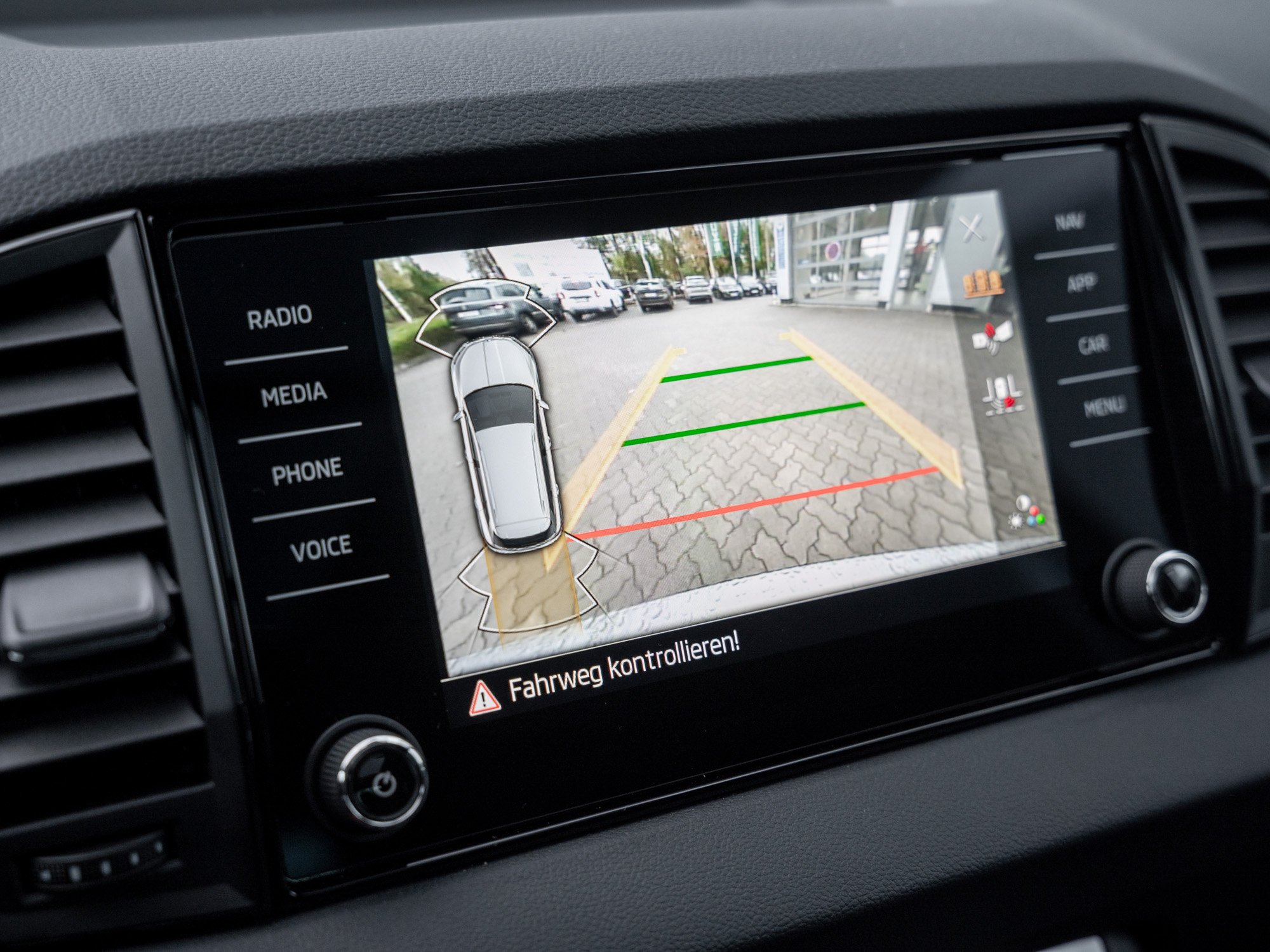 Skoda - Karoq Tour 2.0 TDI DSG ACC Pano SpurH LED AHK_7