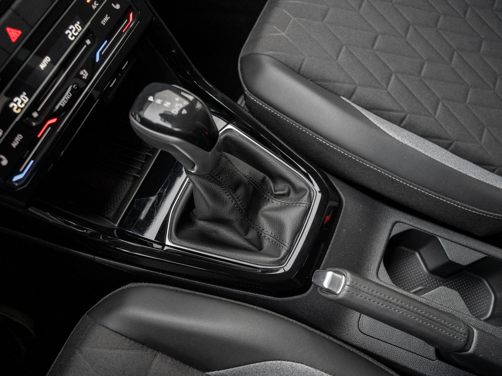 VW - T-Cross 1.0 TSI GOAL AHK Virtual ACC DynLicht LM_13