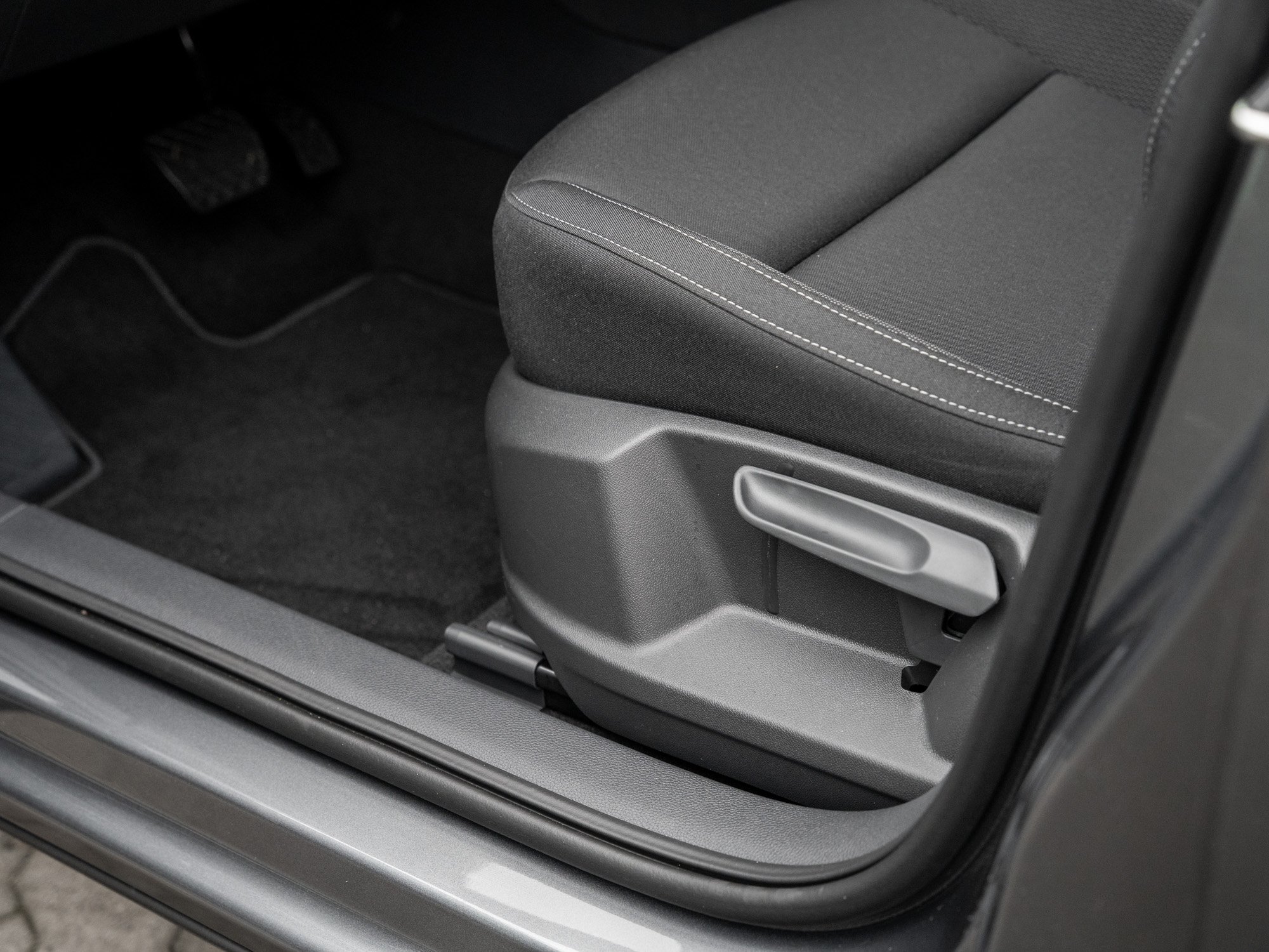 Skoda - Karoq Tour 2.0 TDI DSG ACC Pano SpurH LED AHK_24