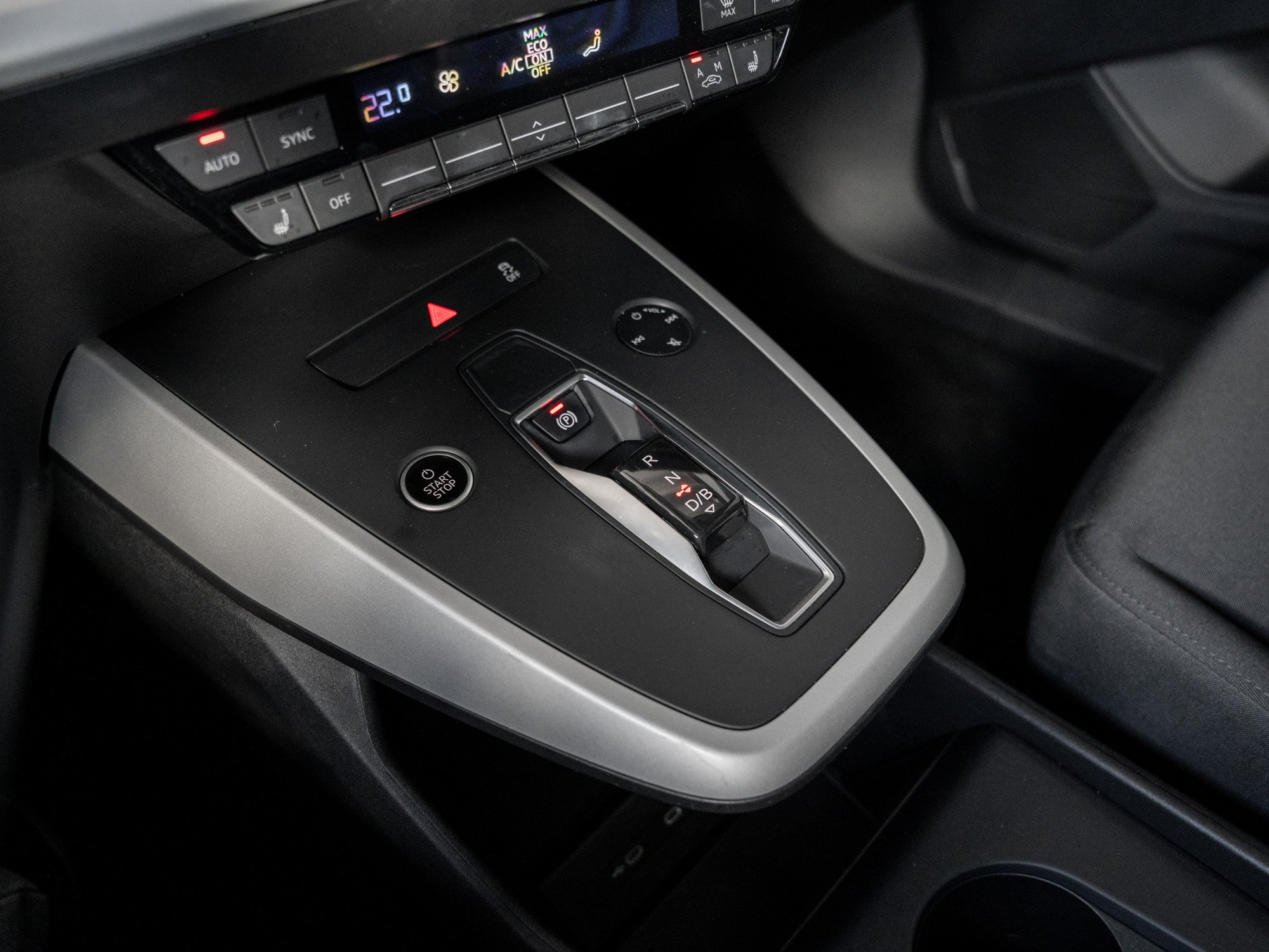 Audi - Q4 e-tron 35 e-tron 125 kW STH HUD SpurH KlimaA_10