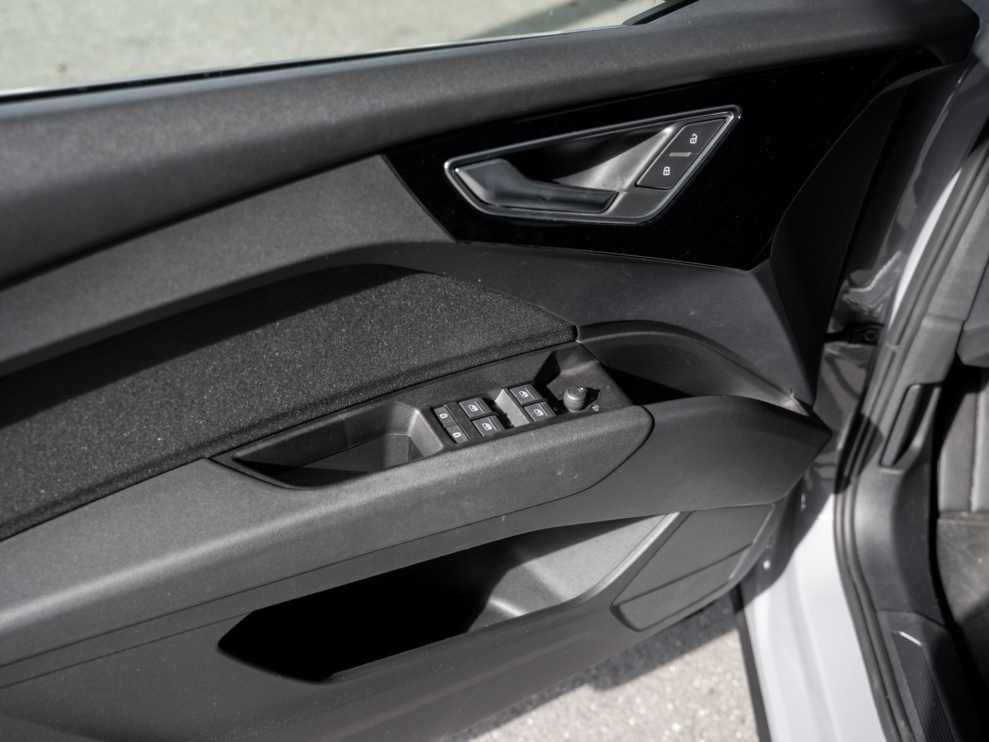 Audi - Q4 e-tron 35 e-tron 125 kW STH HUD SpurH KlimaA_17