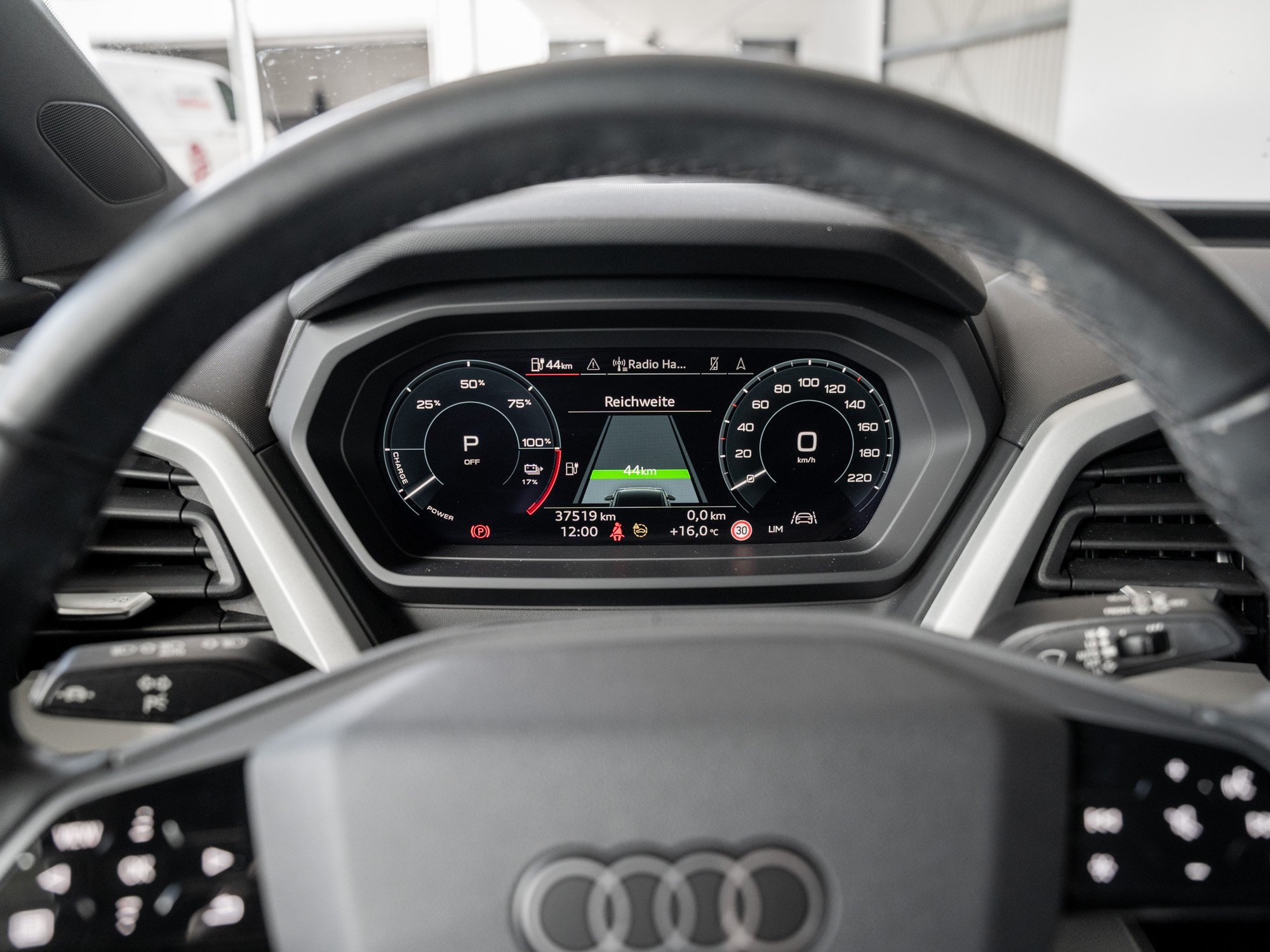 Audi - Q4 e-tron 35 e-tron 125 kW STH HUD SpurH KlimaA_14