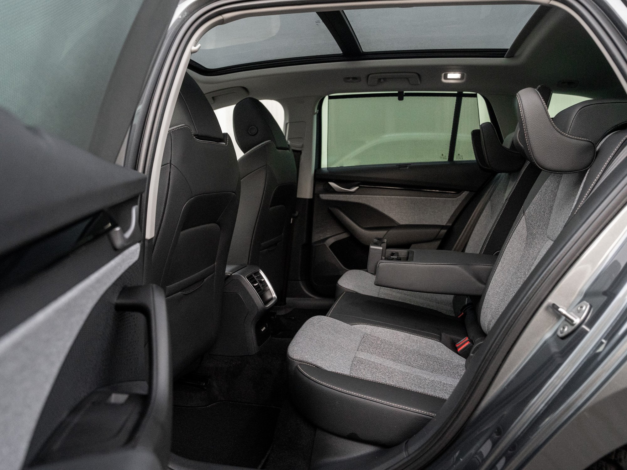 Skoda - OCTAVIA C. TOUR 2.0 TDI DSG AHK Navi Pano 360 SD_29