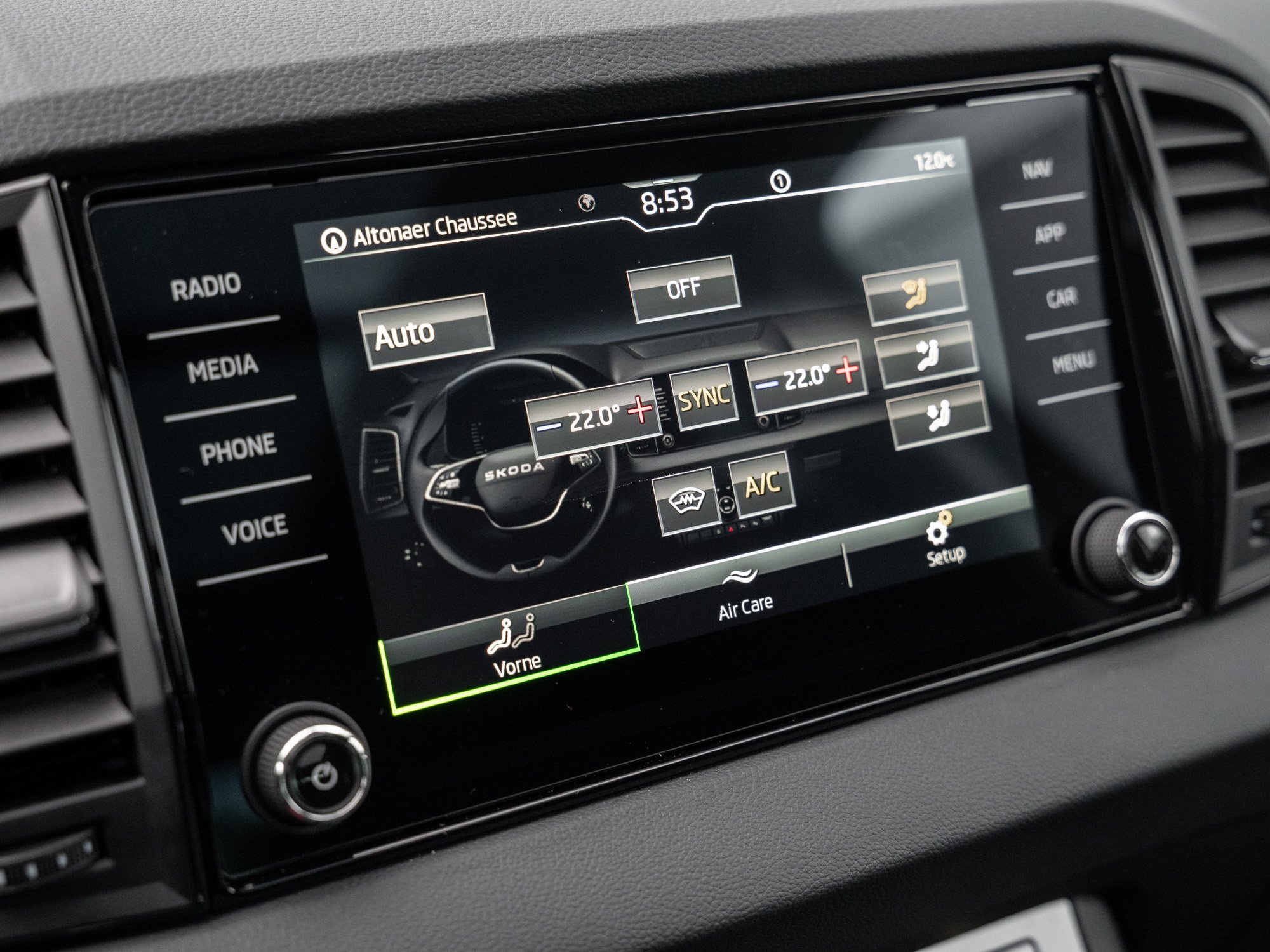 Skoda - Karoq Tour 2.0 TDI DSG ACC Pano SpurH LED AHK_10