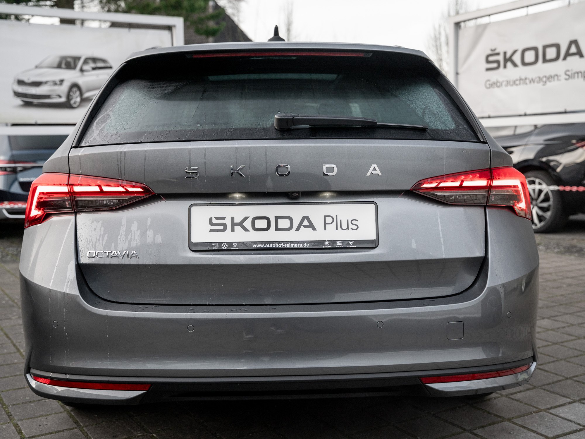 Skoda - OCTAVIA C. TOUR 2.0 TDI DSG AHK Navi Pano 360 SD_26