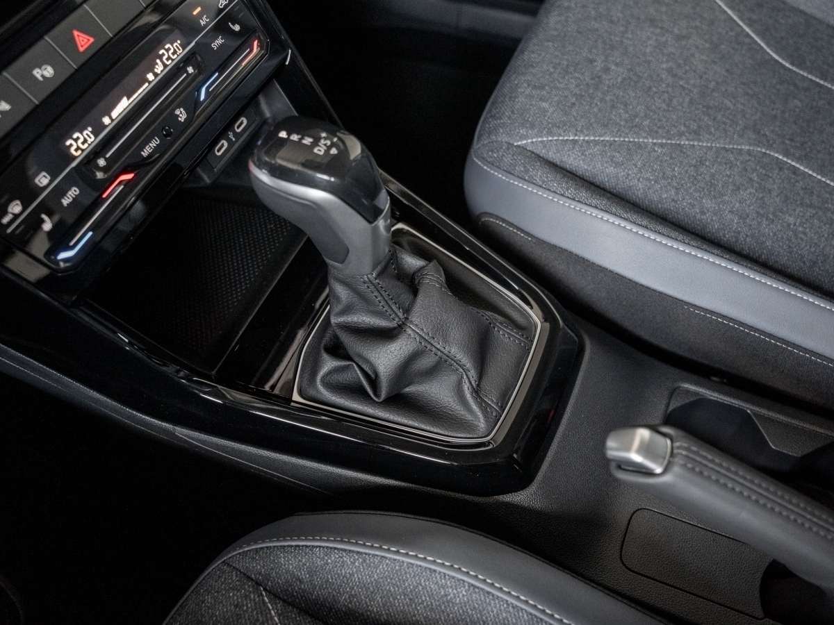 VW - T-Cross 1.0 TSI DSG ACC FLA LM KlimaA SHZ PDC_13 VW - T-Cross 1.0 TSI DSG ACC FLA LM KlimaA SHZ PDC_13