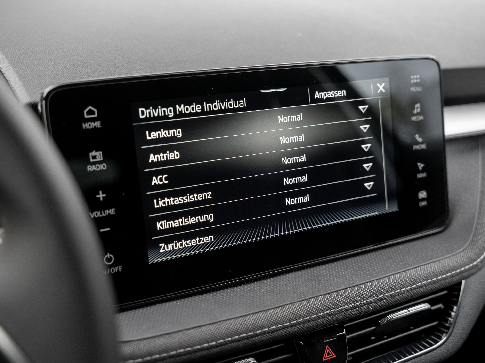 Skoda - Fabia Tour 1.0 TSI Kam. Navi Virtual ACC KeyLess_9